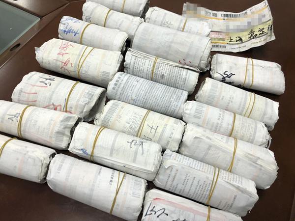 一名韵达快递员150元卖掉近万张居民快递底单。上海警方供图