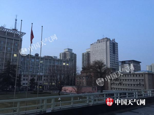 今晨,北京市海淀区,天蒙蒙亮,空气质量较好。