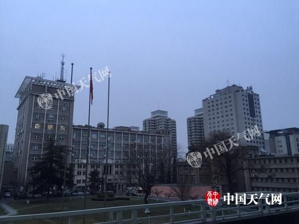 今晨,北京市海淀区上空,云量较多。