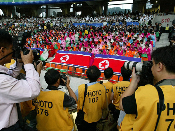 2002年韩国釜山亚运会开幕式,倍受关注的朝鲜拉拉队.