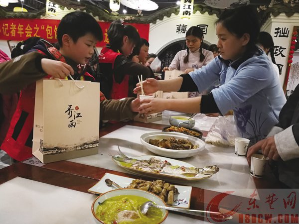 包饺子尝美食送祝福 包饺子尝美食送祝福 小记者们感受浓浓的年味儿