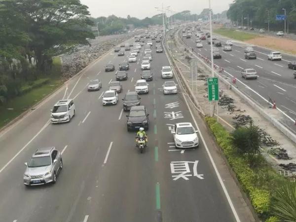 深圳第二条HOV车道设在梅观高速，行驶汽车内须