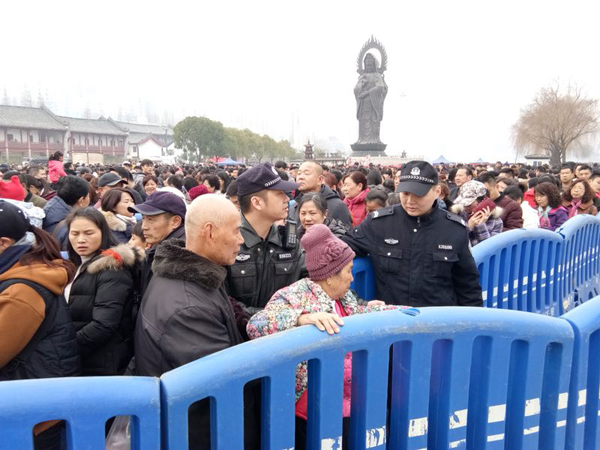 今年大年初一,武汉归元寺接待游人香客27.6万人次。