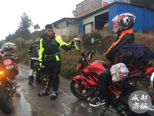 澎湃新闻:小伙骑摩托车3000里过年：与父辈不同 为骑行乐趣