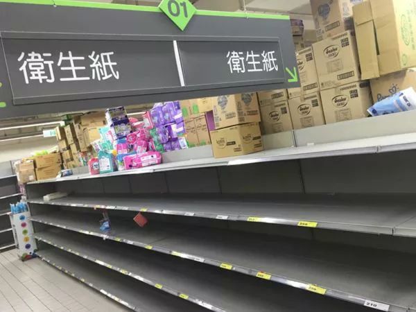 ▲在台湾商场里,卫生纸被哄抢一空。