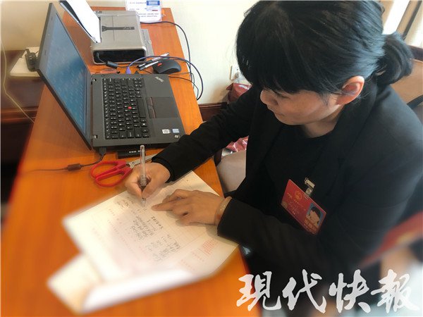江苏代表在联名签署议案
