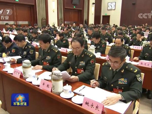 姚永良少将(右一) 视频截图