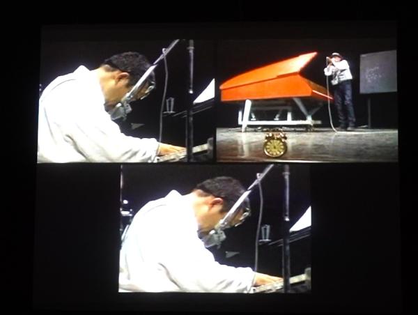 博伊斯把白南准搂过来亲了一下,在《荒原狼III》结束时