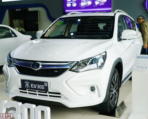 资料图片:正在销售的比亚迪纯电动汽车“宋EV300”。(图片来源:《日本经济新闻》网站)