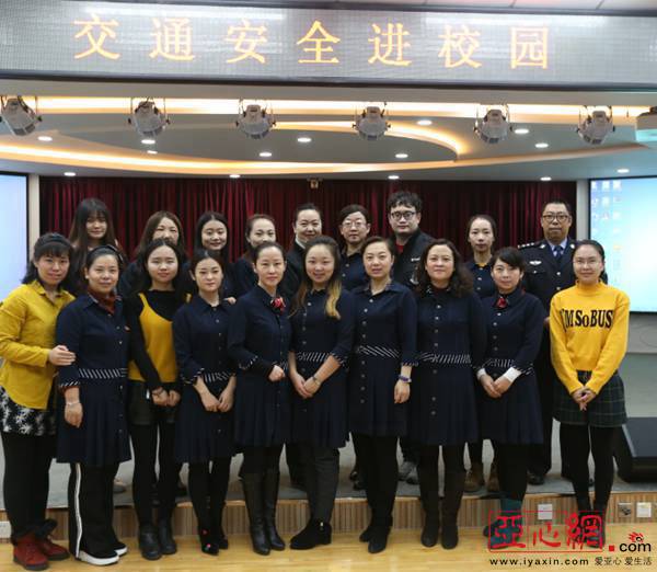 新疆交警开展小手拉大手交通安全进校园活动