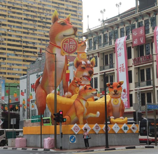 新加坡狗灯笼造型引发网络热议