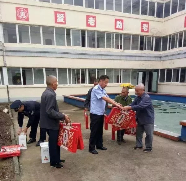 李丰盈到敬老院慰问 我国警察网 图