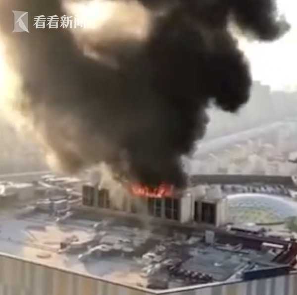 视频|南京金鹰世界空调外机起火 明火被扑灭无人伤亡