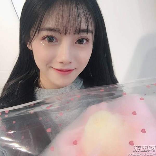 lpl最新美女主持美照!闪亮大眼睛,长发披肩气质如兰