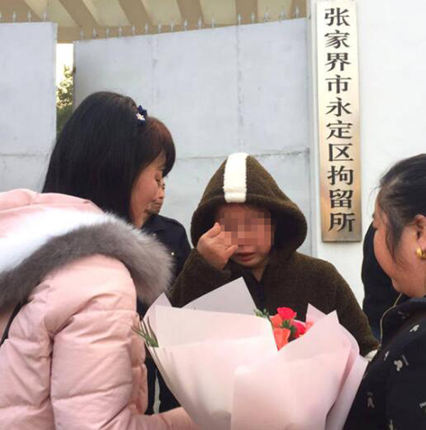 数十名业主们带着鲜花迎接因辱骂他人“汉奸”被拘留的女子。 本文图均为 环球网 图