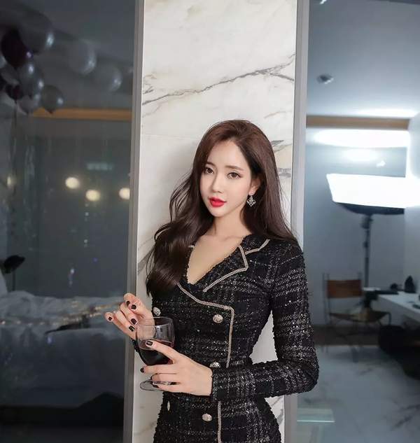 对,她们就是韩国著名的网红模特金惠美和李妍静.