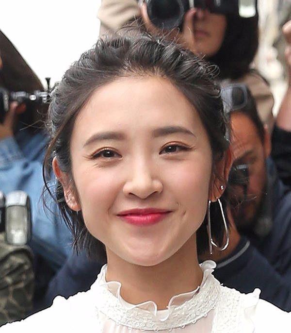 唐艺昕迎寒风假笑眼纹快溢出屏幕,不知道还以