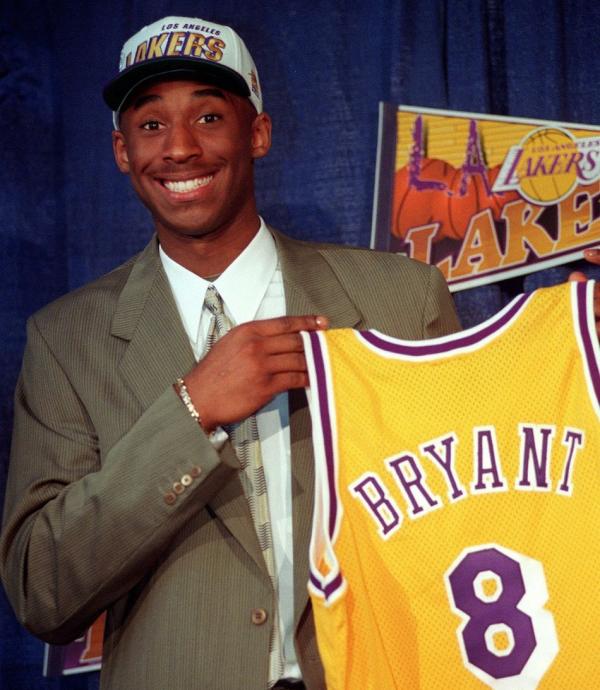 科比球衣退役|8号经历的每一刻，都决定着24号的每一步|科比|湖人|乔丹_新浪新闻