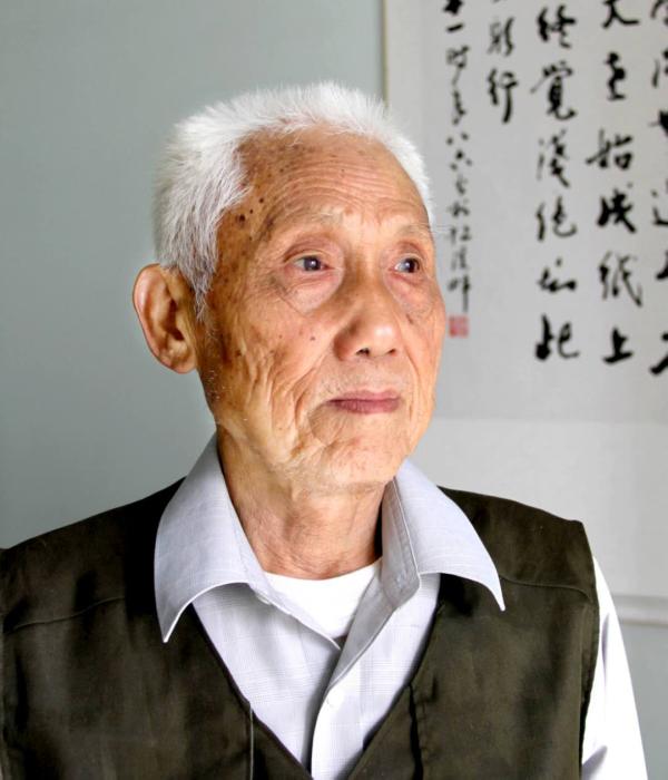四川86岁老人练左手写字半年写2万字文稿：为记录汶川地震