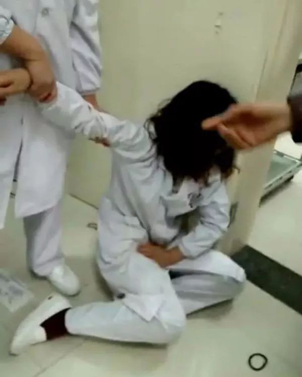 城管局长夫人脚踹怀孕护士,局长:服务业受点气