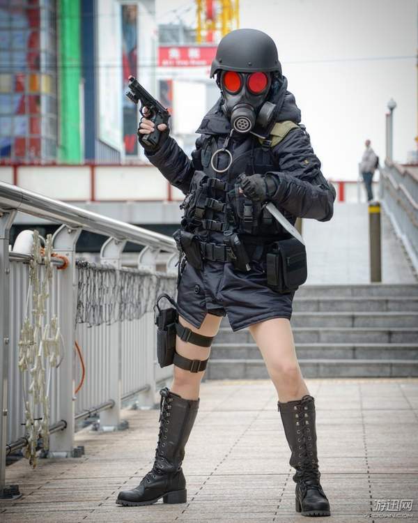 美女cos《生化危机:启示录》汉克 白皙大长腿好吸睛