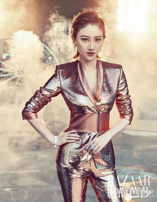 发送"景甜",查看明星独家新闻,还有可能获得明星独家照片套装~快关注