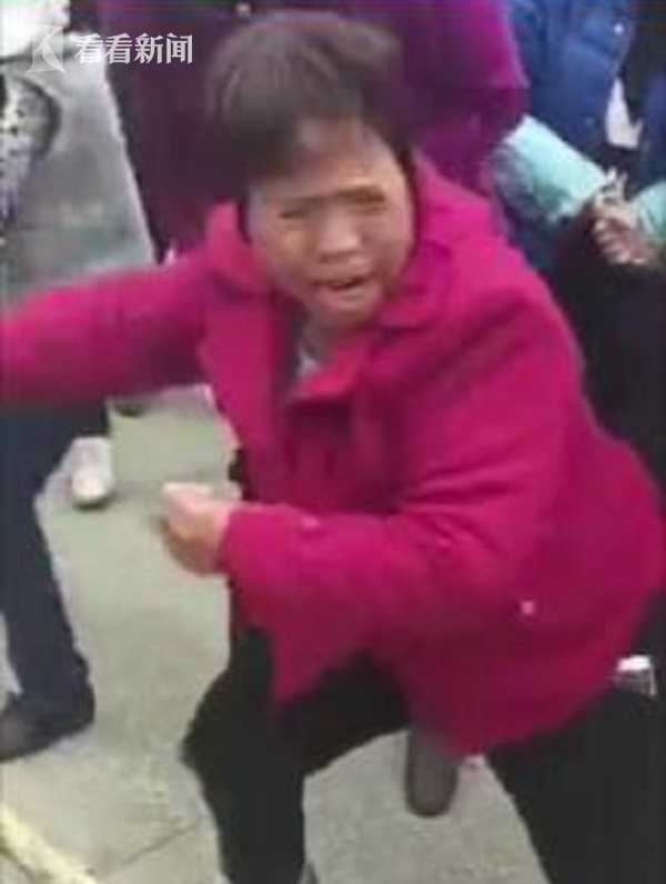 视频|激情大妈为拔河加油 咬牙切齿每帧都是表情包