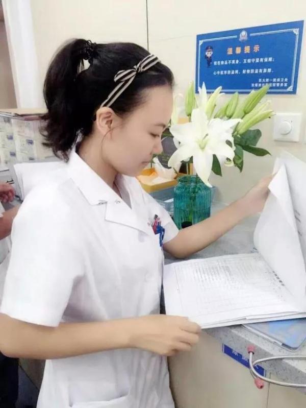苏州一女医生边打点滴边写病历照片走红:怕影