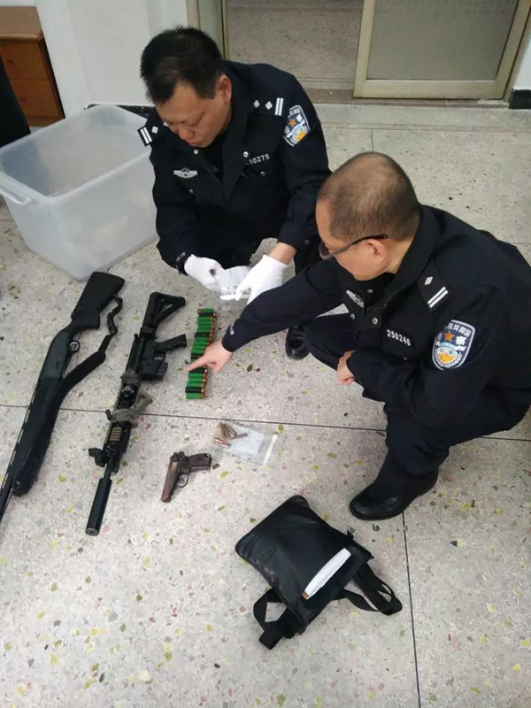 警方缴获的枪支子弹。 欧汉华 摄