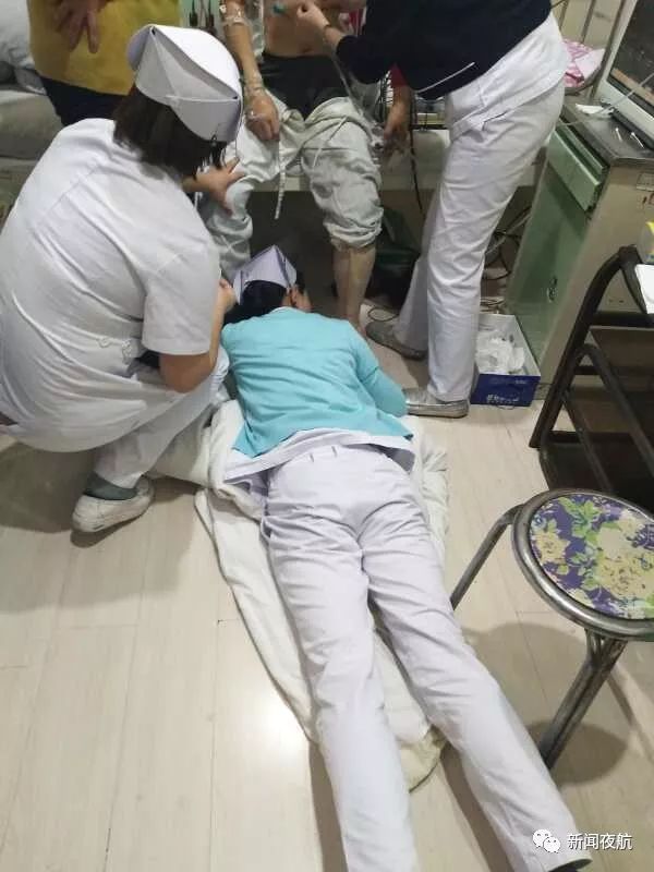 暖心!医大四护士 趴在地上 的照片热传朋友圈!