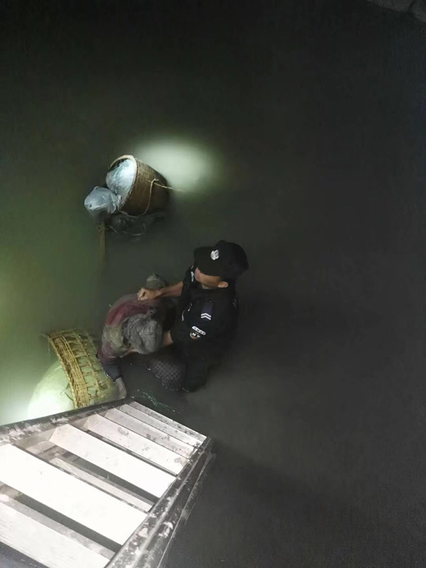 暖闻|云南保山七旬老太陷深沟,民警跳入冷水中
