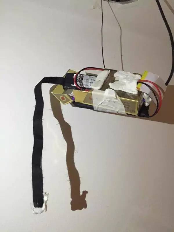 情侣酒店住一晚,醒来发现天花板竟如此可怕!