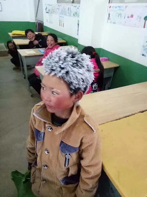 云南昭通三年级男孩冒冰霜上学满脸 冰花 ,网友