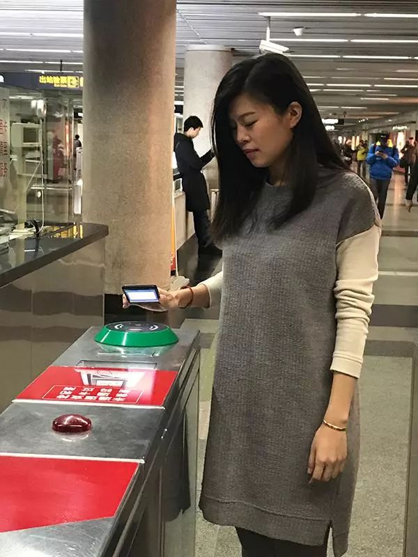 周六起上海地铁能刷手机进站了！