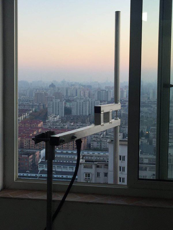 犯罪嫌疑人陈某搭建的广播信号发射器。本文图片均为 上海市公安局杨浦分局 提供