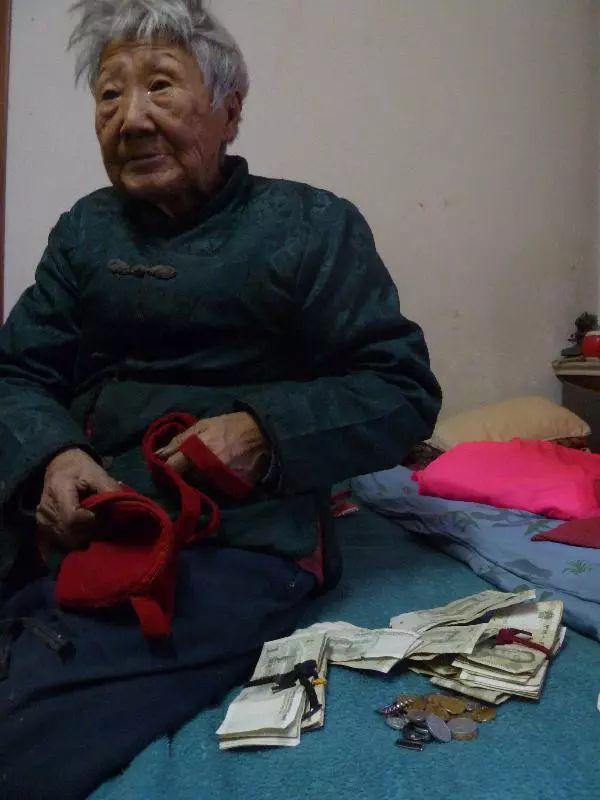 鸡西87岁奶奶,有房不差钱还跑出去拾荒,挣钱一