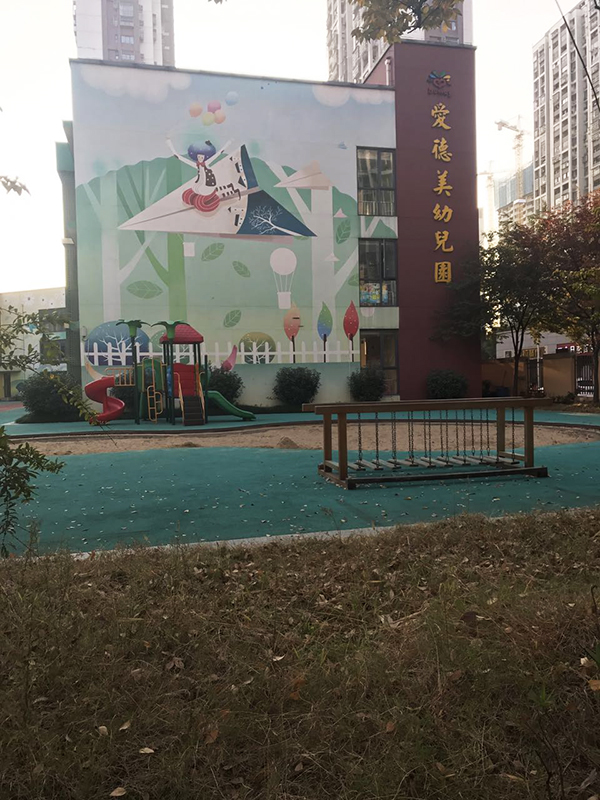 澎湃新闻:南京一名幼师脚踢幼童并将其头往板凳上撞 被批捕