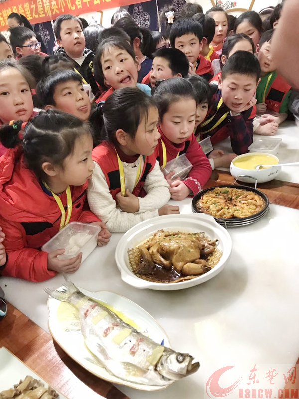 包饺子尝美食送祝福 包饺子尝美食送祝福 小记者们感受浓浓的年味儿