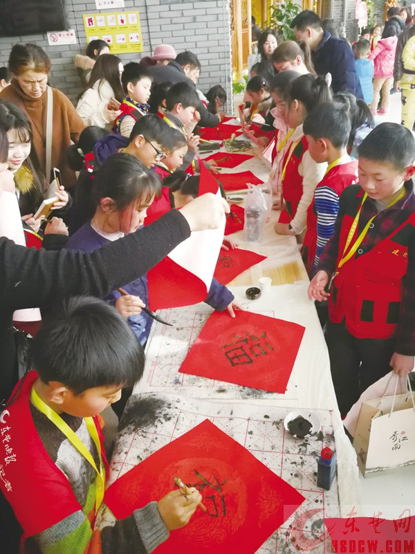 包饺子尝美食送祝福 包饺子尝美食送祝福 小记者们感受浓浓的年味儿