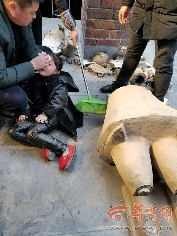 四川夫妇带双胞胎女儿游西安 5岁半女孩被仿制