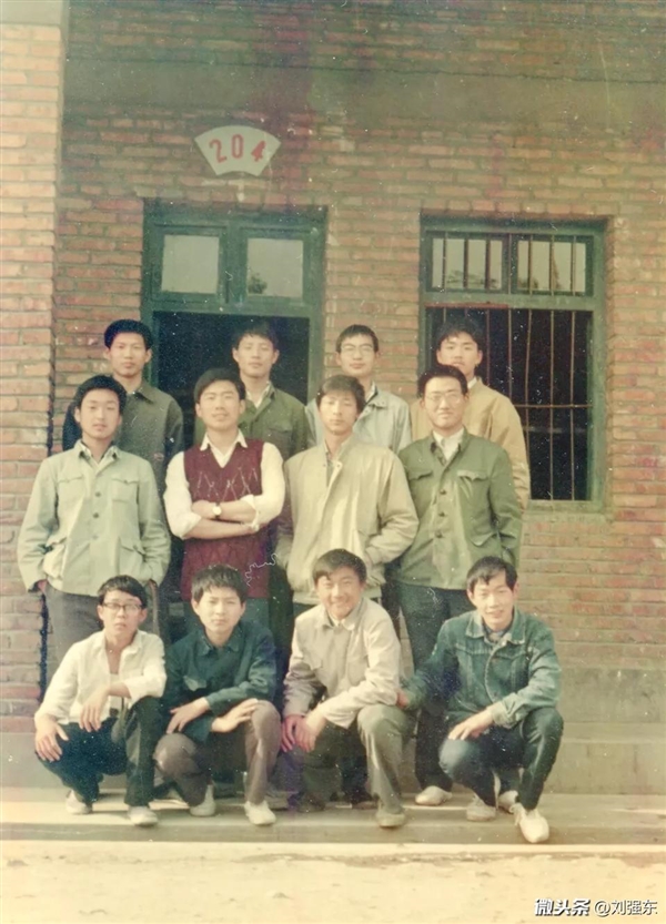 刘强东晒中学时照片 呼吁个税起征点提到1万元