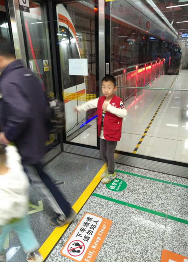 王祎昂是名地铁志愿者