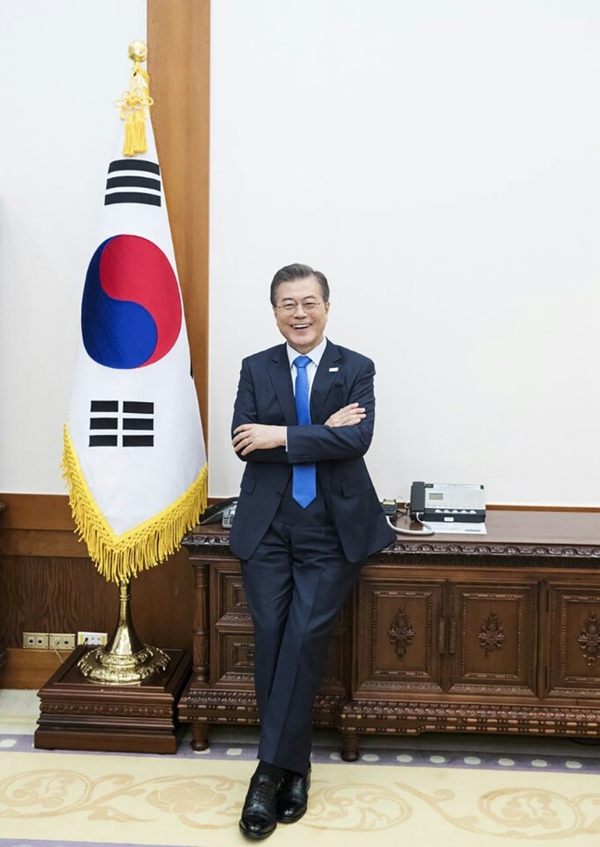  韩国总统文在寅接受英国杂志采访图（图片来源：青瓦台）