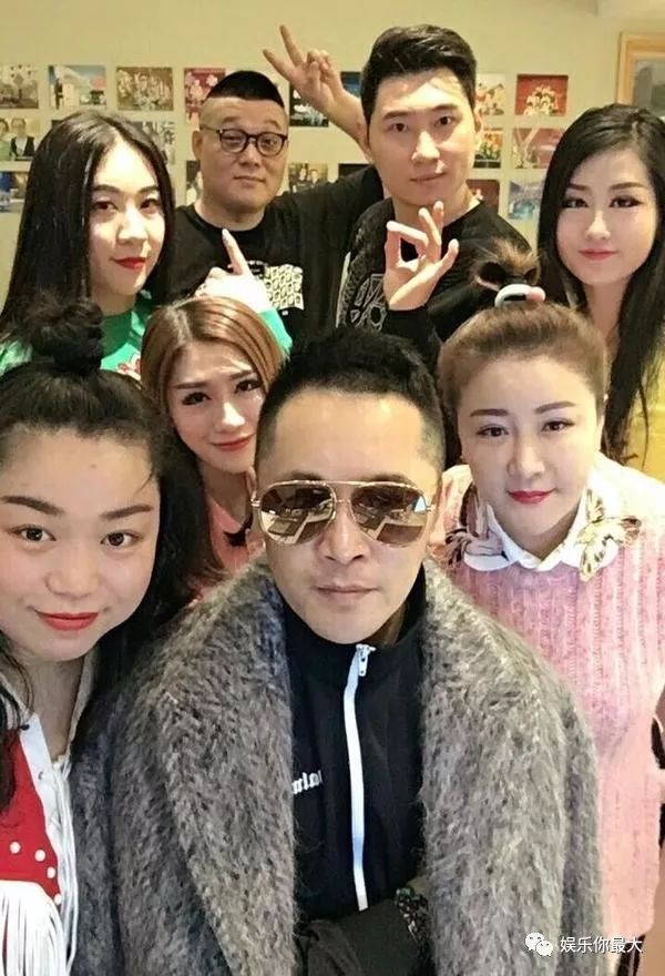 这两年还成立了一家演艺机构,旗下好多快手网红什么的