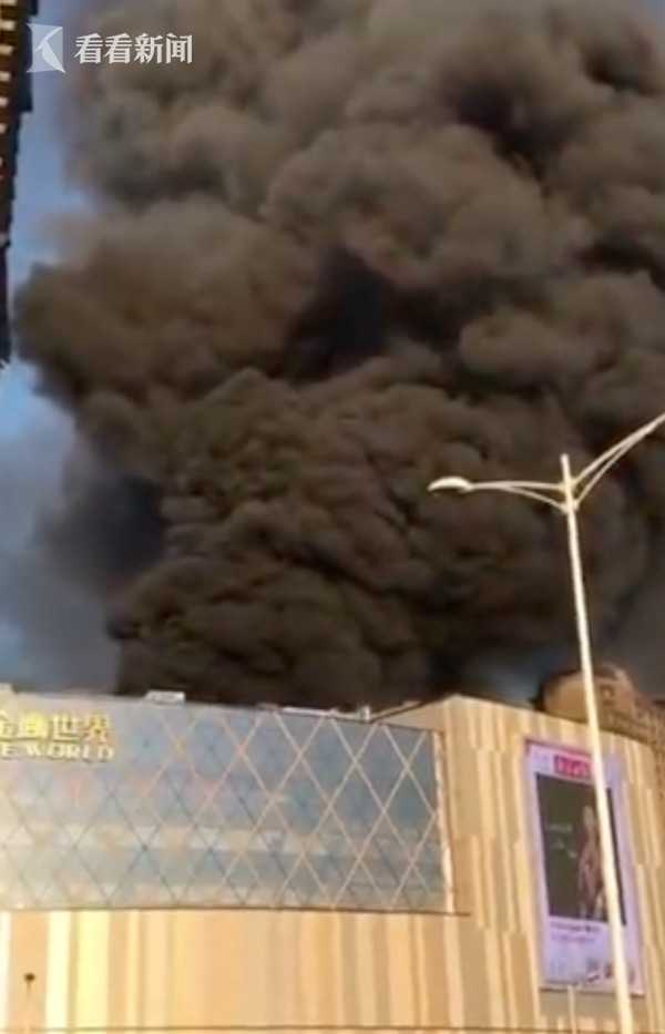 视频|南京金鹰世界空调外机起火 明火被扑灭无人伤亡