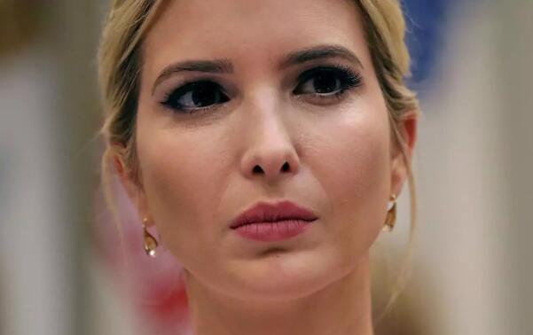 特朗普前顾问班农嘴炮扫到伊万卡 讽刺其笨得