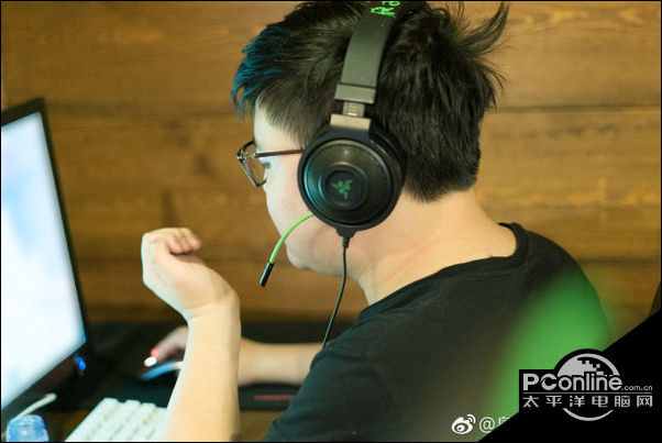 RNG官微晒UZI吃手手黑照 网友说他还喜欢扣胸