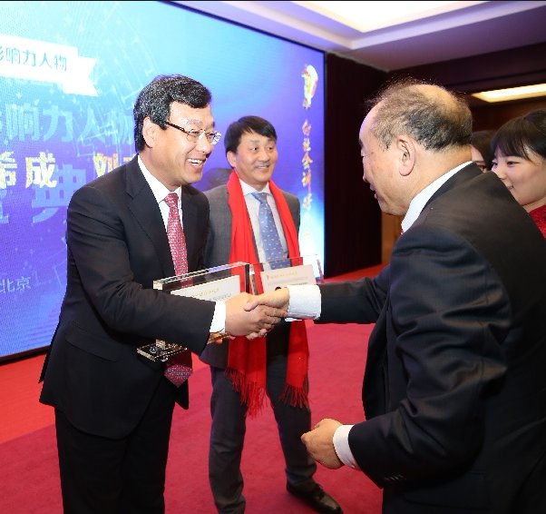 玲珑董事长王希成获"2017年度中国石油和化工行业影响