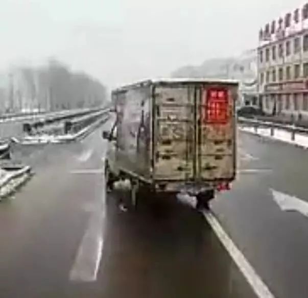 大货车100米外疯狂鸣笛示警，还是没能挽救他！