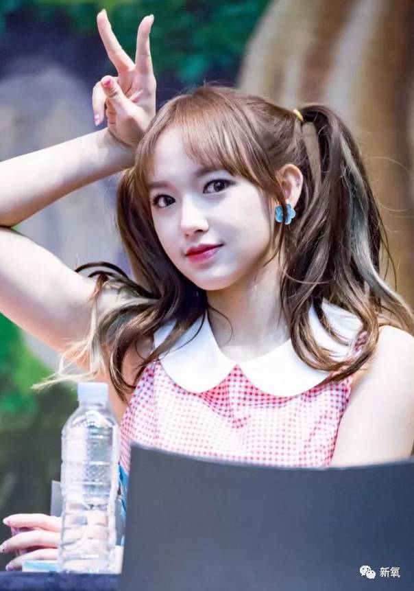 她们被排挤回国做选秀节目的导师,被网友疯狂